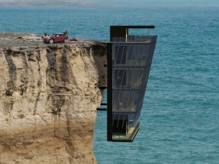 Ils ont accroché leur maison à une falaise