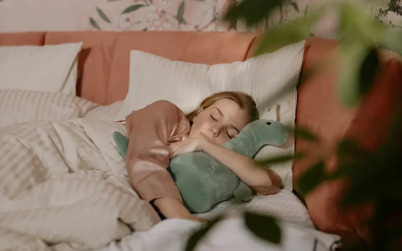 Cette étude l'affirme, les adultes devraient dormir avec un doudou !