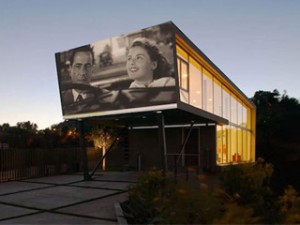 Un home cinéma sur la façade d'une maison !