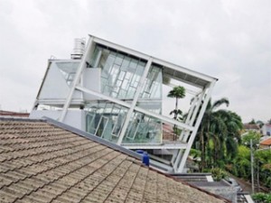 Découvrez une maison penchée à Jakarta
