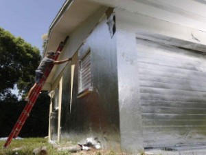 Une maison dans du papier d’aluminium