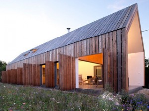 Une maison en bois qui joue avec la lumière