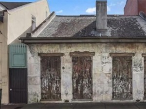 Cette maison en ruine vaut une petite fortune