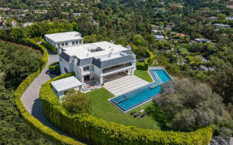 Le manoir de J-Lo et Ben Affleck à Beverly Hills en vente avec une réduction de 20%
