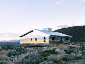 Une maison mirage dans le désert américain