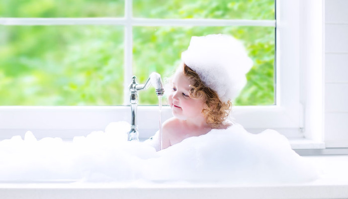 bébé dans son bain