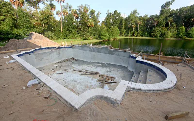 Le coffrage de piscine, une étape cruciale dans la construction de votre bassin