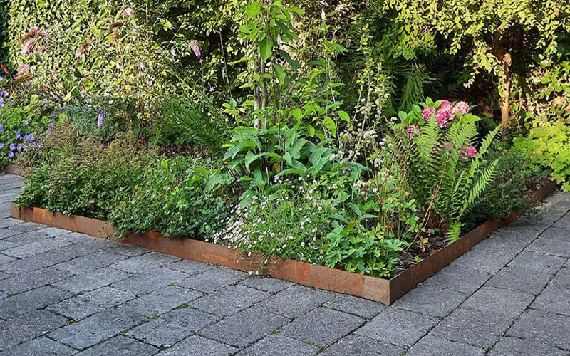 Délimitez votre jardin avec une bordure en acier
