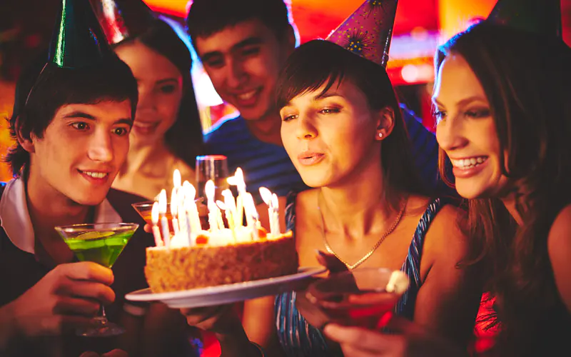10 idées et thèmes pour une décoration d'anniversaire adulte réussie