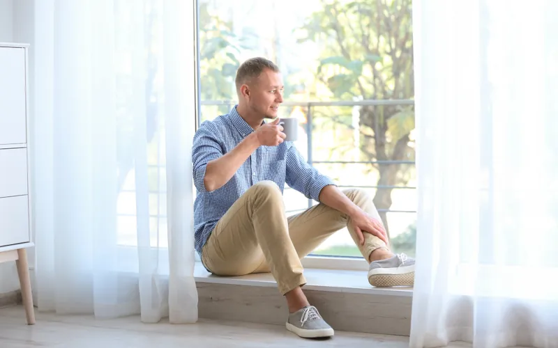 homme devant fenetre