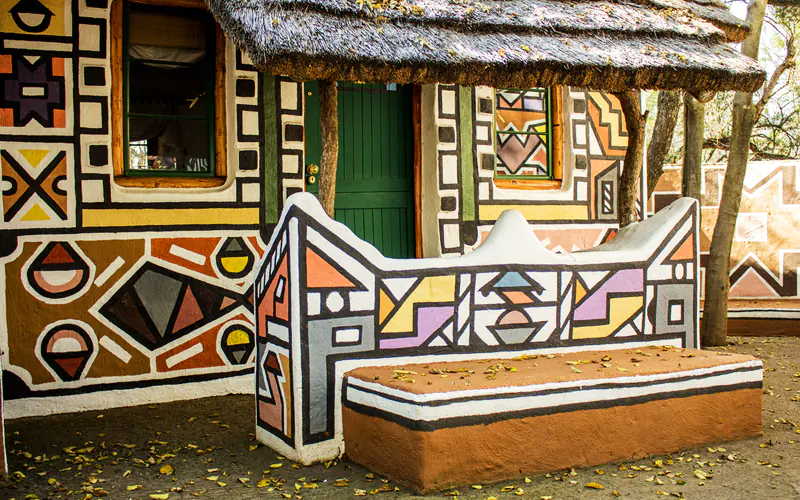 La maison multicolore des Ndébélés d'Afrique du Sud