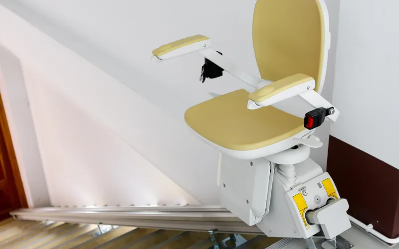 Monte-escalier droit, tournant ou extérieur&nbsp;: comment choisir le bon modèle&nbsp;?