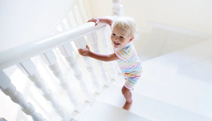 bébé escalier