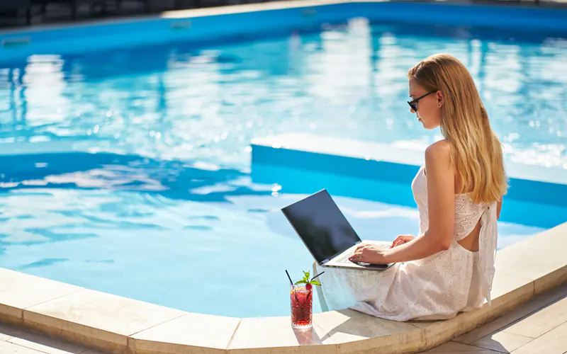 télétravail au bord de la piscine